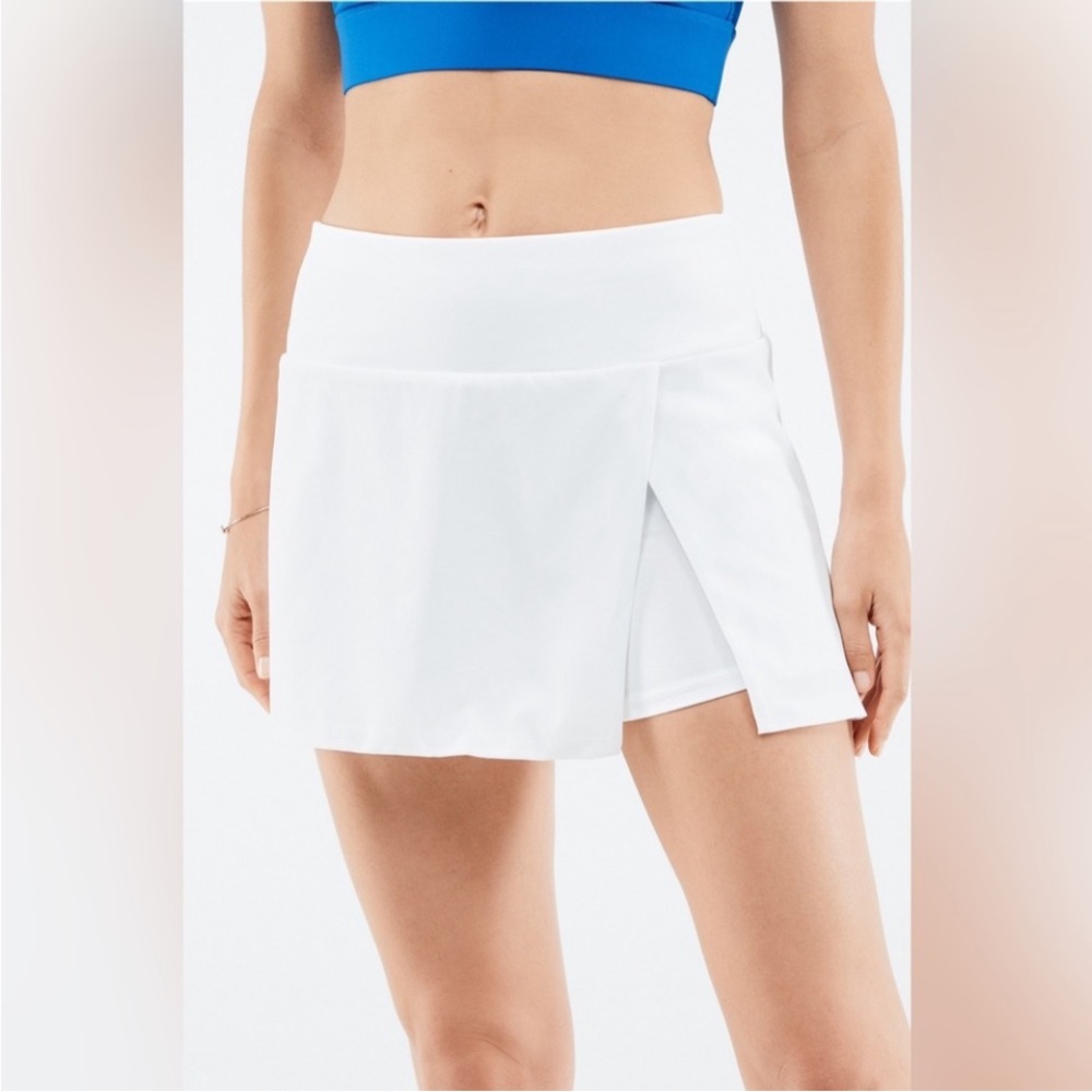 NWT Fabletics Sky Skort White Medium pockets Zip Pocket  Athleisure.